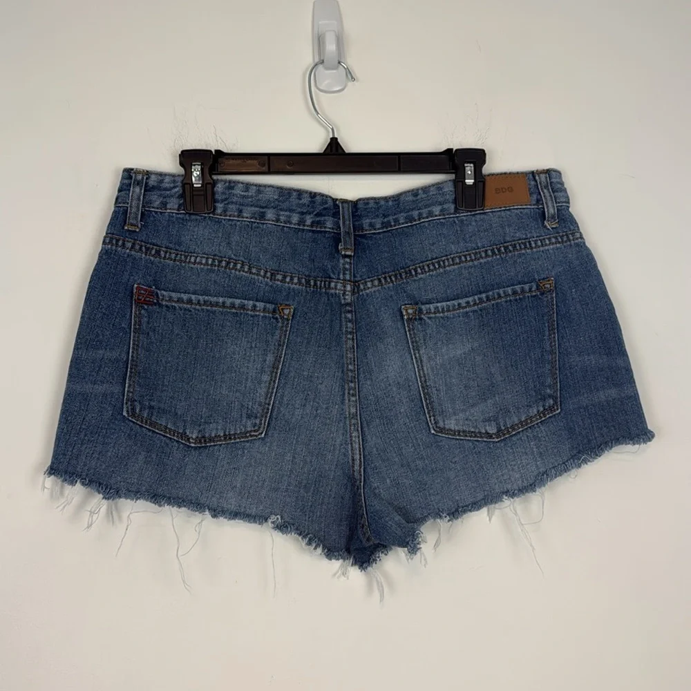 BDG Mid Rise Freja Vintage Fit Denim/Jean Shorts Size 32. Frayed Hems.